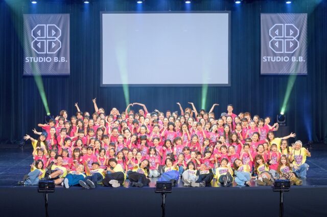 パチパチパチパチパチパチ👏👏👏👏いやーーー‼️
素晴らしかったです‼️‼️
WINのスタジオでがんばっている
STUDIO B.B.メンバーの発表会【GLOW】‼️
その名の通り、みんな、キラッキラでした✨人間の身体って、
あんなに動くもんなんですね笑まさに、生徒の皆さんのたゆみない努力の結晶は、まばゆすぎました‼️皆さんも、ダンス💃🕺いかがですか？？？どのクラスも無料体験可能です☺️
気になるクラスあれば全部受けてみてください❣️発表会終わったこのタイミングは、
始めどきですよー😉#フィットネスジム#筋トレ#ボディビル#ヒップホップ#エアロビクス#ステップ#キッズダンス#ジャズダンス#ヨガ#ピラティス#タンニング#スカッシュ#バスケット#フィットネスジムWIN#広島県#福山市ジム#ダンスレッスン#ヨガレッスン#筋トレ女子#ダイエット#diet#自重トレーニング#筋トレ好きと繋がりたい#筋トレ初心者 #マシンジム#フリーウエイト#ウェイトトレーニング#福山市ダイエット