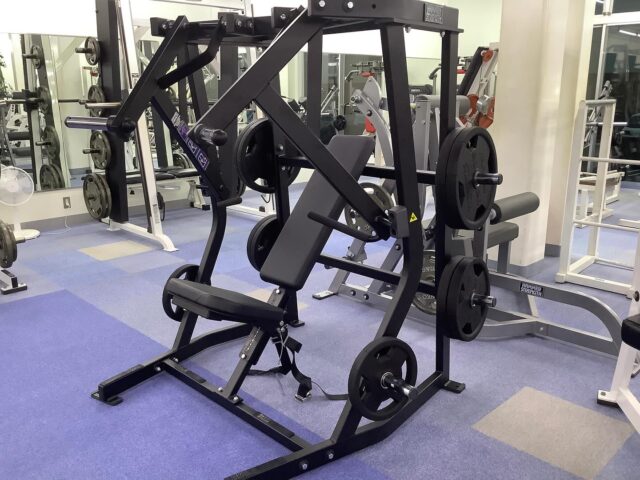 会費がとても安いフィットネスジムWinです💪🏾木々も紅葉して秋らしくなりました🍁
食欲の秋、スポーツの秋を楽しんでますか？
何事も楽しむためには身体作りが大切です❗️さて今日は新しく導入したマシンの紹介です♪「ハンマーデクラインプレス」です😃
大胸筋下部を鍛えるマシンです。
このマシンがあるとチェストプレスをする時と同じように手軽に下部を鍛えることが出来ます‼️ニューマシンであなたも一緒にトレーニングしましょう🏋️‍♀️#フィットネスジム#筋トレ#ボディビル#ヒップホップ#エアロビクス#ステップ#キッズダンス#ジャズダンス#ヨガ#ピラティス#タンニング#スカッシュ#バスケット#フィットネスジムWIN#広島県#福山市ジム#ダンスレッスン#ヨガレッスン#筋トレ女子#ダイエット#diet#自重トレーニング#筋トレ好きと繋がりたい#筋トレ初心者 #マシンジム#フリーウエイト#ウェイトトレーニング#福山市ダイエット