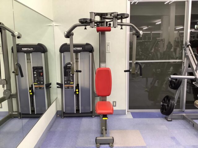会費がとっても安いフィットネスジムWinです💪🏾着々と冬が近づいているのを肌で感じますね🥶
気温の変化についていけず体調を崩していませんか?
寒い時はできるだけ湯船に浸かって身体を温めてくださいね😉🛀さて新しく入ったマシンの紹介シリーズ第二弾‼️ペックフライとリアデルトマシンです😄
一台で2種目できちゃうんです❣️すごくないですかぁ⁇
手の長さに合わせて持ち手が動くのでどなたでも使いやすいんです👍
大人気マシンなので空いてたらラッキー✌️まだまだ新たに導入したマシンがありますよ♪
乞うご期待❣️#フィットネスジム#筋トレ#ボディビル#ヒップホップ#エアロビクス#ステップ#キッズダンス#ジャズダンス#ヨガ#ピラティス#タンニング#スカッシュ#バスケット#フィットネスジムWIN#広島県#福山市ジム#ダンスレッスン#ヨガレッスン#筋トレ女子#ダイエット#diet#自重トレーニング#筋トレ好きと繋がりたい#筋トレ初心者 #マシンジム#フリーウエイト#ウェイトトレーニング#福山市ダイエット