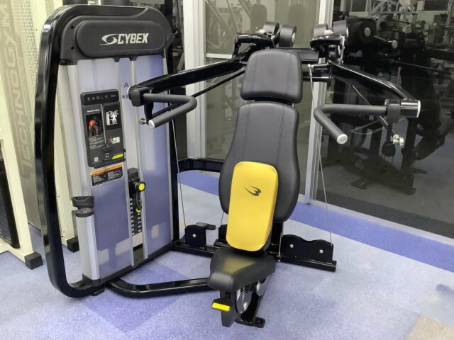 会費が安いフィットネスジムWinです💪🏾
寒さが増してきました🥶ついつい猫背になっていませんか?大きく背伸びをするだけでも体が温まりますよ✨さて、ニューマシン紹介第4弾‼️今日ご紹介するマシンは「オーバーヘッドプレス」です🤗読んで字のごとく「頭の上に押す」マシンです♪
肩を鍛えるマシンです💪🏼
前回ご紹介したラテラルレイズも肩のマシンでしたが、オーバーヘッドプレスでは三角筋中部、僧帽筋、前鋸筋、上腕三頭筋も刺激できちゃいます❣️
一つの種目をしていろんな筋肉に効いてなんだかお得🉐ニューマシンを連続でご紹介していますが、一度に大量に入ったわけではないのです。徐々に増えていたのにご紹介が遅くなったのです😅まだまだニューマシンシリーズは終わりません‼️
乞うご期待😆#フィットネスジム#筋トレ#ボディビル#ヒップホップ#エアロビクス#ステップ#キッズダンス#ジャズダンス#ヨガ#ピラティス#タンニング#スカッシュ#バスケット#フィットネスジムWIN#広島県#福山市ジム#ダンスレッスン#ヨガレッスン#筋トレ女子#ダイエット#diet#自重トレーニング#筋トレ好きと繋がりたい#筋トレ初心者 #マシンジム#フリーウエイト#ウェイトトレーニング#福山市ダイエット