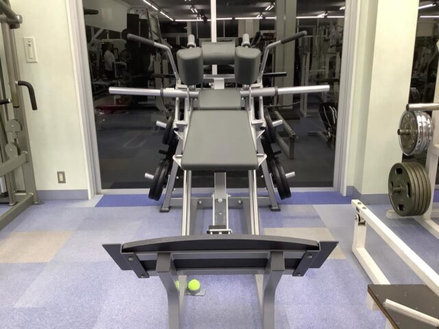 会費の安〜いフィットネスジムWinです💪🏼寒さが厳しい日が続いていますが、体調を崩していらっしゃいませんか?
身体を動かして免疫力をアップさせましょう⤴️ニューマシン紹介も今回で最終回です♪
今日ご紹介するのは「ハックスクワット」です太ももの前や後ろ、お尻を鍛えるマシンです!
よく効くのですが、初期設定の重量が約40kgと重いので脚の種目が苦手な方には辛いマシンです🥵
辛いのがお好きな方にはもってこい‼️マシンの良さである安全な軌道を確保しつつ重量も扱えるので人気のマシンです❣️フィットネスジムWinにはたくさんのマシンがギュウギュウに詰まってます‼️
スポーツクラブ選びをされてる方は是非一度見学にいらしてください❣️
見学は随時受け付けております😉#フィットネスジム#筋トレ#ボディビル#ヒップホップ#エアロビクス