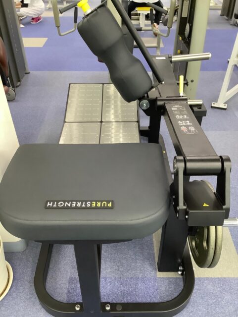 会費が安〜いフィットネスジムWinです💪🏼三寒四温と言われる今の季節、みなさまは気温差についていけてますか？
自律神経も乱れやすくなるので気候に負けない身体を作りましょう👍さて、前回の投稿でニューマシンはラストです！と言っておりましたが、なんとまたまたニューマシンが入ってまいりました✨今流行りの尻トレができる「ヒップスラスト」です‼️
女性が桃尻にするためのトレーニングマシンという印象があるかもしれませんが、男性もヒップラインは重要です🍑以前はスミスマシンでベンチが動かないように簡易的な手作りストッパーをつけてヒップスラストをしてもらっていましたが、これからはお尻専用マシンがあるんです✌️キツキツ満杯のマシンジムであなたも一緒にトレーニングしましょう🏋️‍♀️🏋️🏋️‍♂️#フィットネスジム#筋トレ#ボディビル#ヒップホップ#エアロビクス