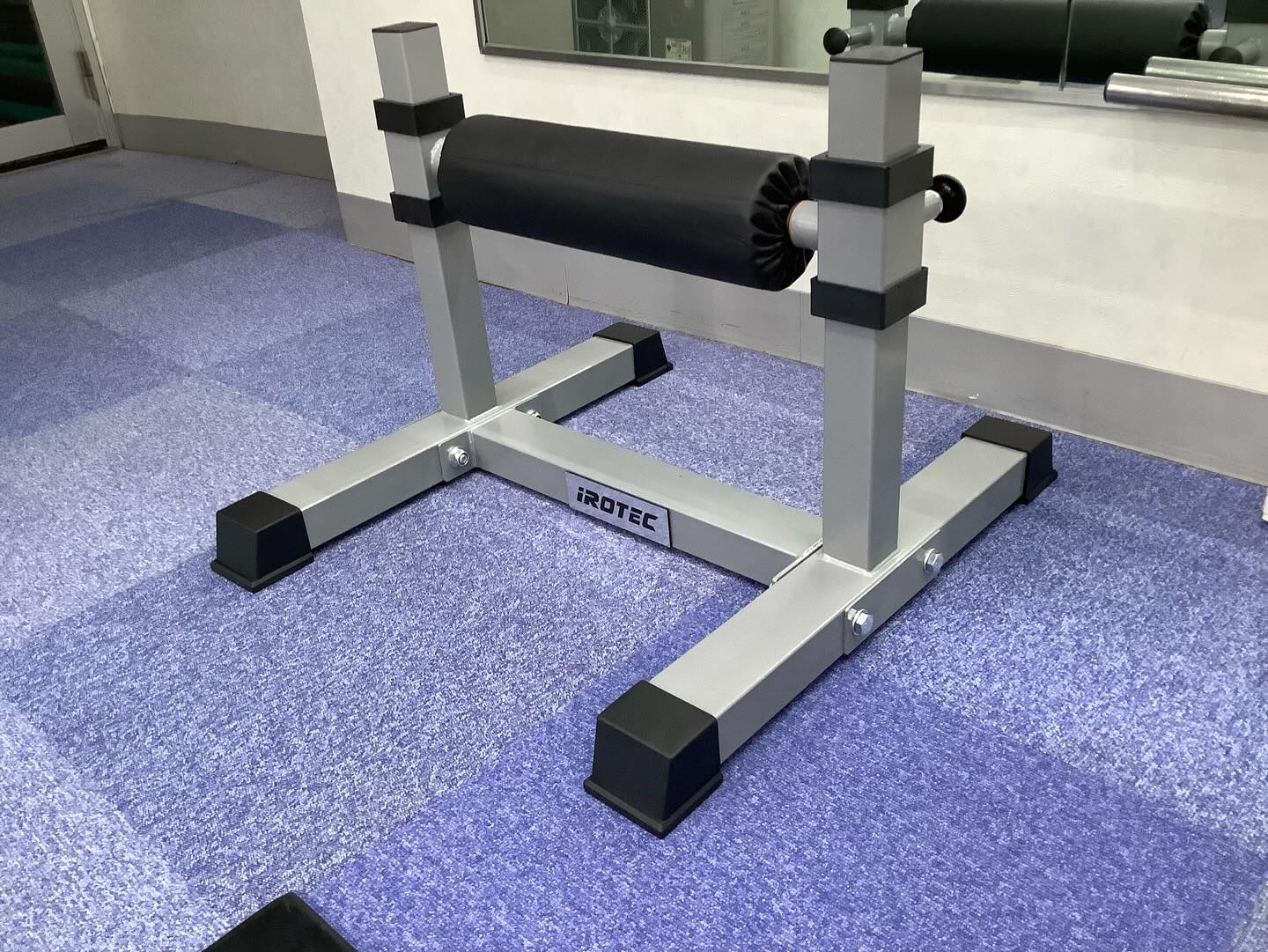 会費が安〜いフィットネスジムWinです💪🏼雨が降って風が吹けば花粉が飛ぶ😭
つらい季節を過ごしている方も多いことでしょう👃またまたまたニューマシンですよ✨
ニューマシンというには可愛らしいマシンですが💦ブルガリアンスクワットをする時後ろ足をかけるためのマシンです！
「そんなのベンチでいいじゃないか」という声が聞こえてきそうですが、実際使ってみるとやりやすいんですよ👍
百聞は一見にしかず
ブルガリアンスクワットしに来てください💨#フィットネスジム#筋トレ#ボディビル#ヒップホップ#エアロビクス